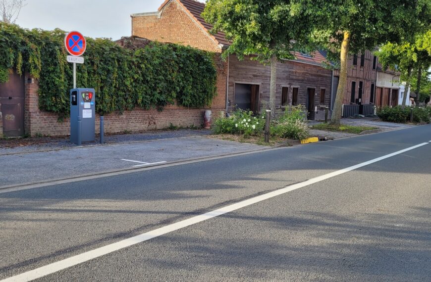 La borne de recharge pour les véhicules électriques est en fonction au centre du village.